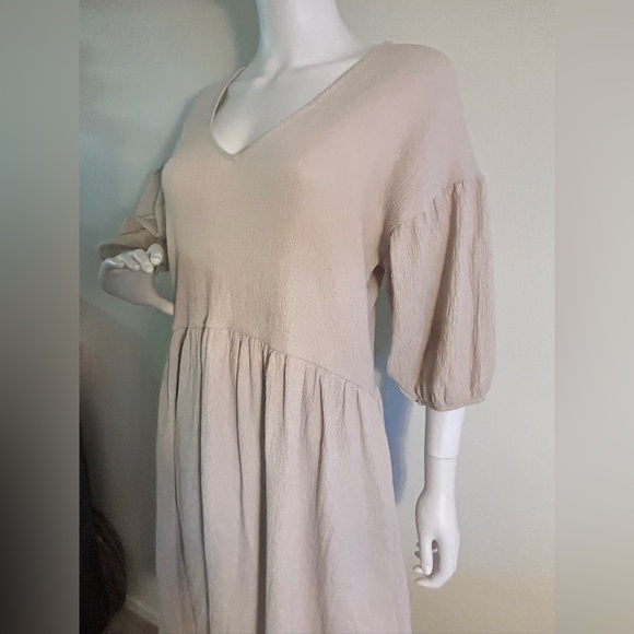 ZARA Beige Loose-Fitting Textured Shift V-Neck Dress - Picture 6 of 9